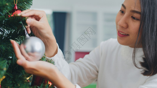 庆祝圣诞节的快乐女子图片