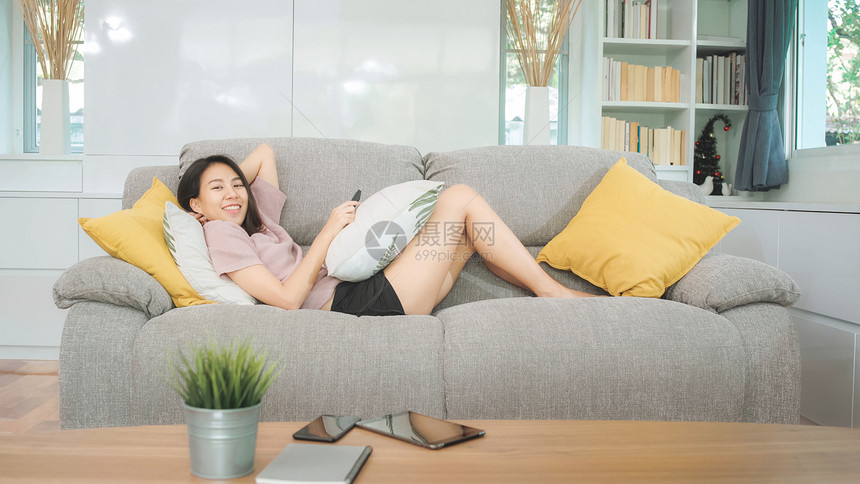 年轻女在沙发上休息图片