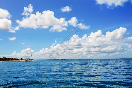 美丽的天空和蓝海图片