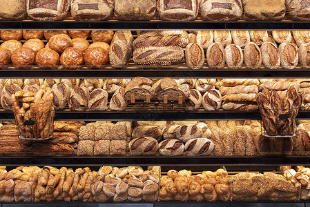 在一家德国面包店的里有美味的面包架上有不同类型的面包图片