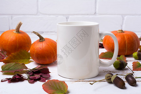 白咖啡杯加南瓜秋叶和橡树空杯加点设计宣传背景图片