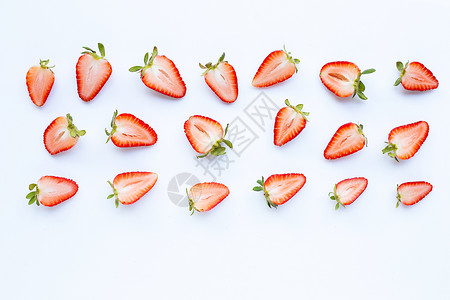 白色背景的草莓切片背景图片