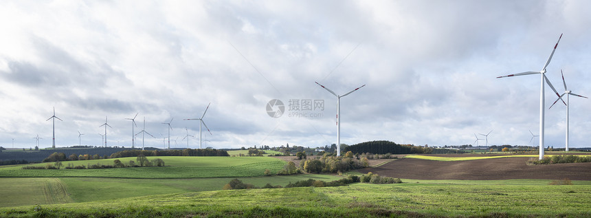 秋天阴云多的德国农村叶草景观中的风涡轮机图片