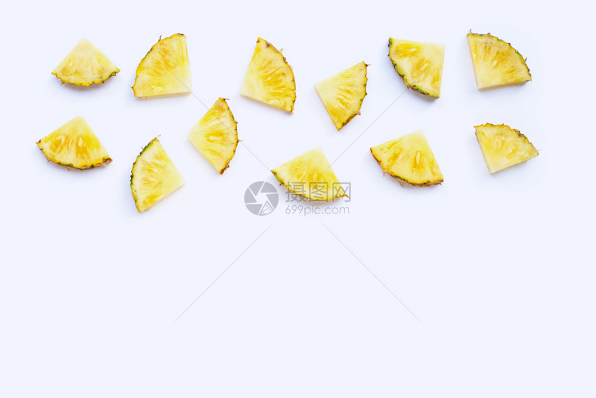 白色背景的新鲜菠萝切片图片