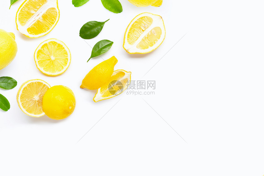 白色背景的绿叶子新鲜柠檬图片