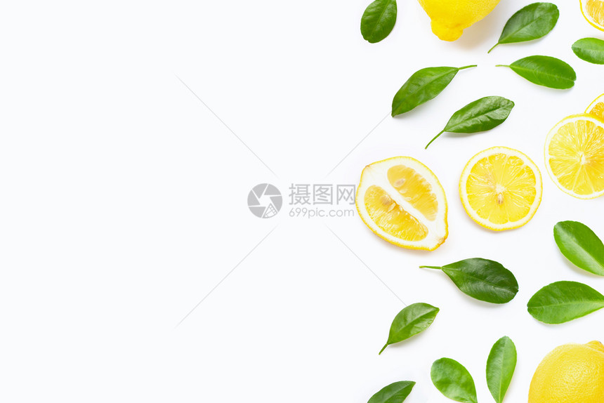 白色背景的绿叶子新鲜柠檬图片