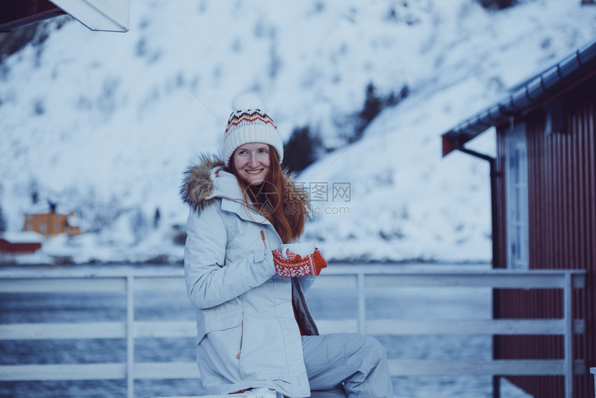 冬季女孩杯子在洛弗顿岛的罗布背景上诺威岛图片