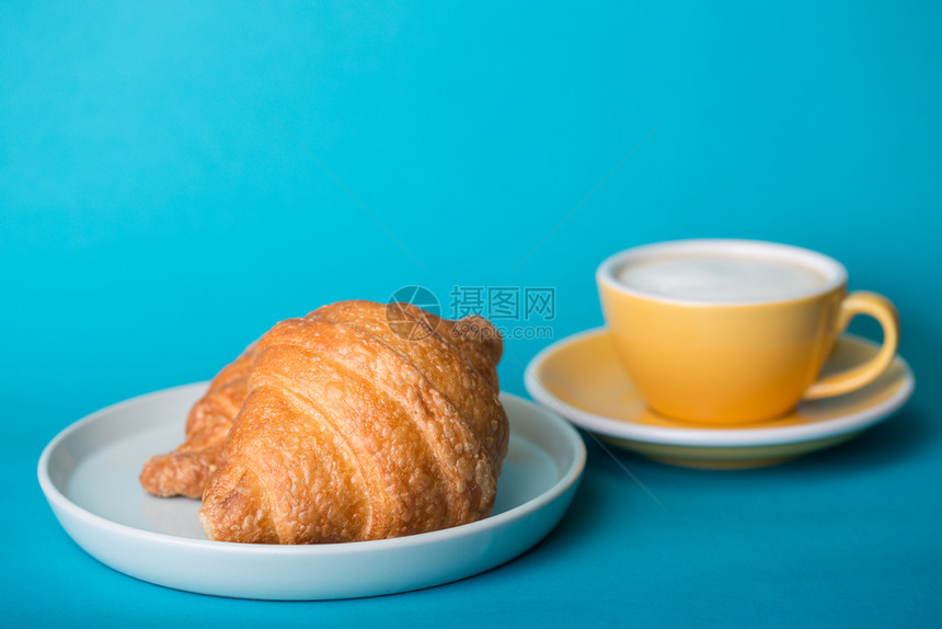 法国早餐美丽的咖啡黄色卡布奇诺蓝底面的羊角包图片
