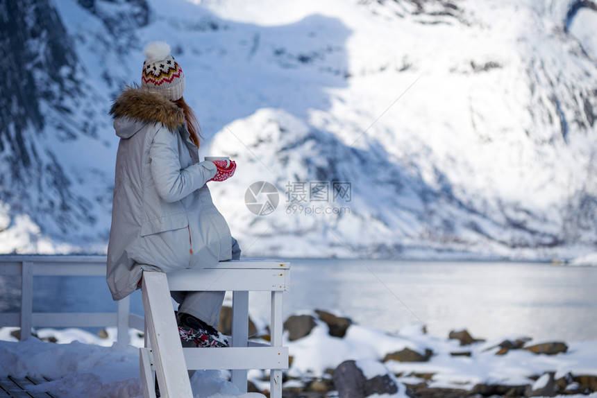 冬季女孩杯子在洛弗顿岛的罗布背景上诺威岛图片