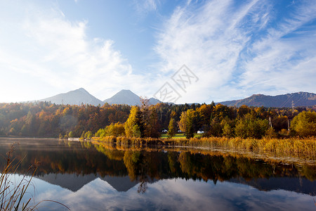 艾奇瓦尔德西一片美丽的山湖与反射景色秋天背景