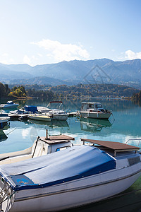 风景美丽山湖和船在前景秋天图片