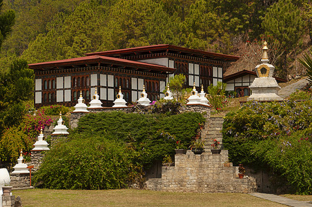 不丹王国在不丹普那卡地区的小佛塔在khamsumyulleynamgyalchortenmpunakha地区不丹的小塔背景