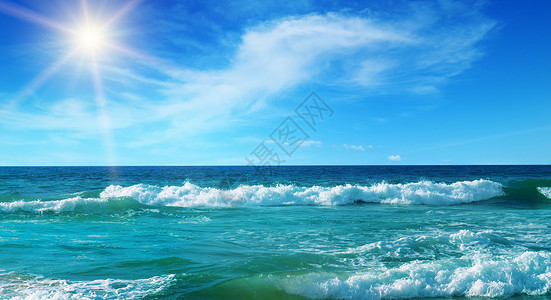 蓝色天空背景的海和太阳宽广的照片图片