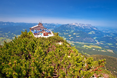 克尔斯坦豪斯鹰和角巢或kehlstinaus藏身于阿尔卑斯山风平面之上的岩石巴伐利亚德国背景