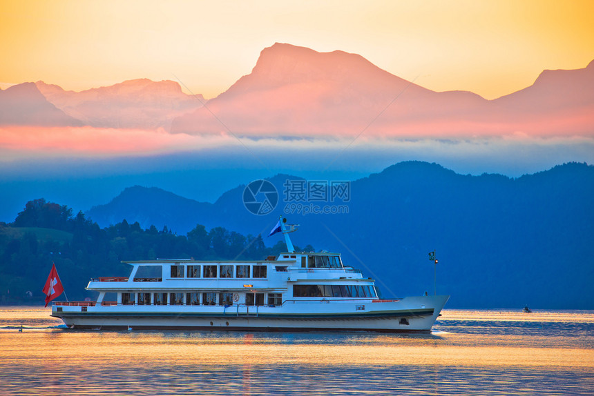 湖蓝金色黎明船和山峰风景瑞士中部图片