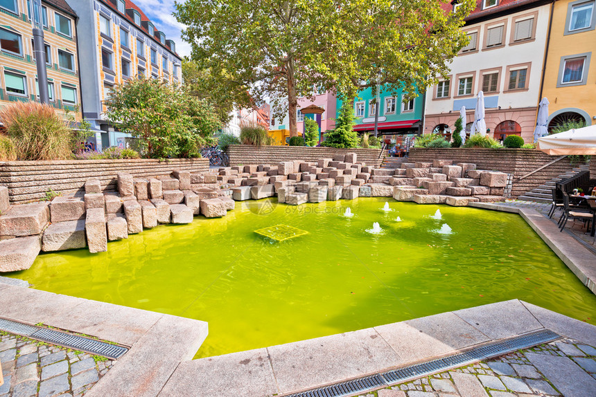 在历史上具有意义的城市巴姆贝格上弗朗特尼亚巴伐利地区德意志的布姆贝格巴伐利亚地区多彩的绿色喷泉池图片