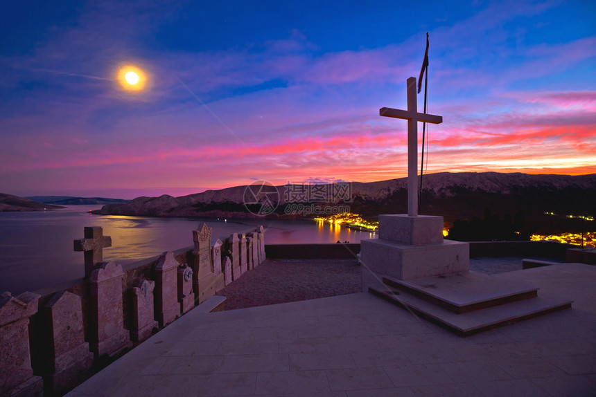 夜晚从Bask镇对面的坟场看到海湾Croati的kr岛图片