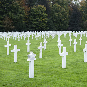 美国和纪念碑的绿色草和白十字高清图片