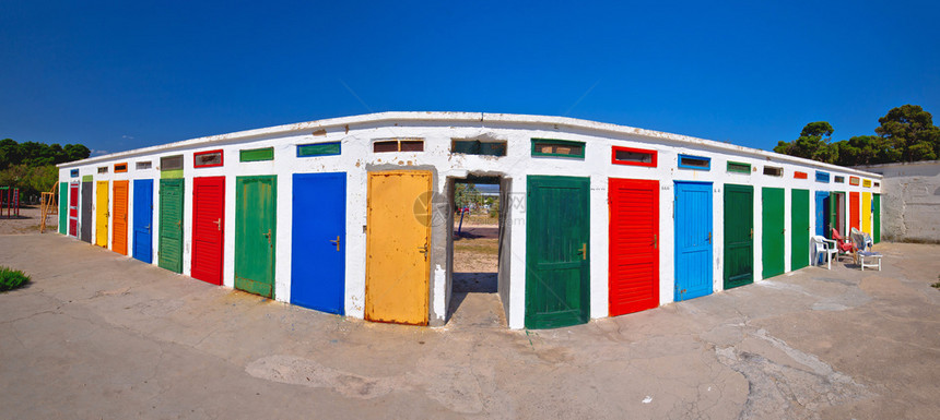 Jadrij海滩彩色小屋全景SibenkCrosati群岛旅游目的地图片
