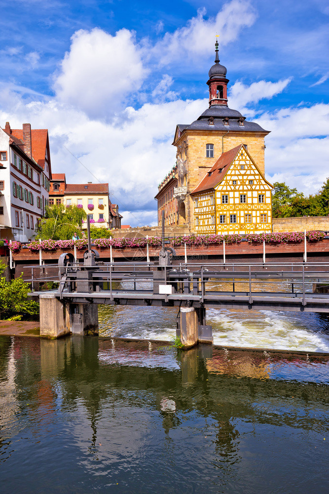 巴姆贝格altesrhus旧市政厅的风景在德国巴伐利亚地区regnitz河上有两座桥梁图片