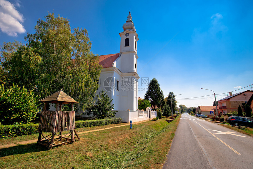 Karnc教堂和历史建筑的街道视图Charti的Brnj地区民族村图片