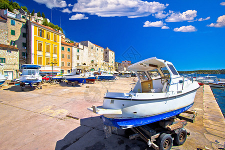 古老港口和滨海风景Croati的dlmti地区图片