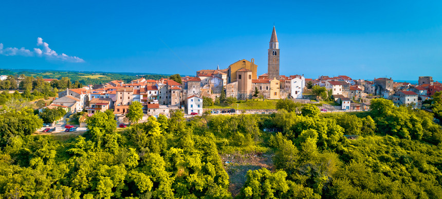 古老的石头镇布杰Buje绿色山丘全景位于Istria镇coti图片
