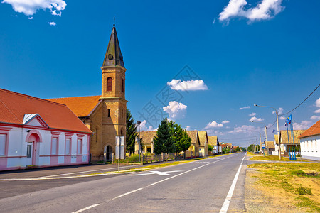 Karnc教堂和历史建筑的街道视图Charti的Brnj地区民族村图片
