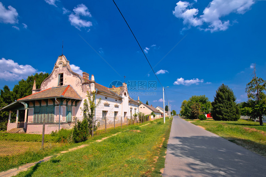 Karnc历史建筑的街头观景在Croati的Brnj地区的民族村图片