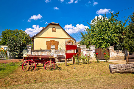 Karnc历史建筑的街头观景在Croati的Brnj地区的民族村图片