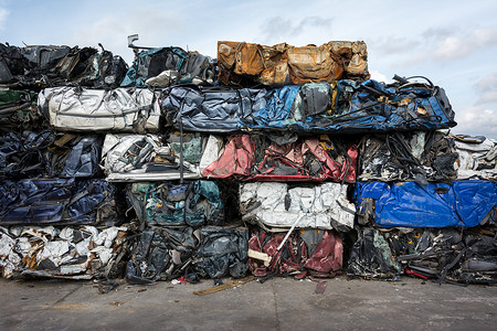 在垃圾场的汽车里挤压和包装回收背景图片