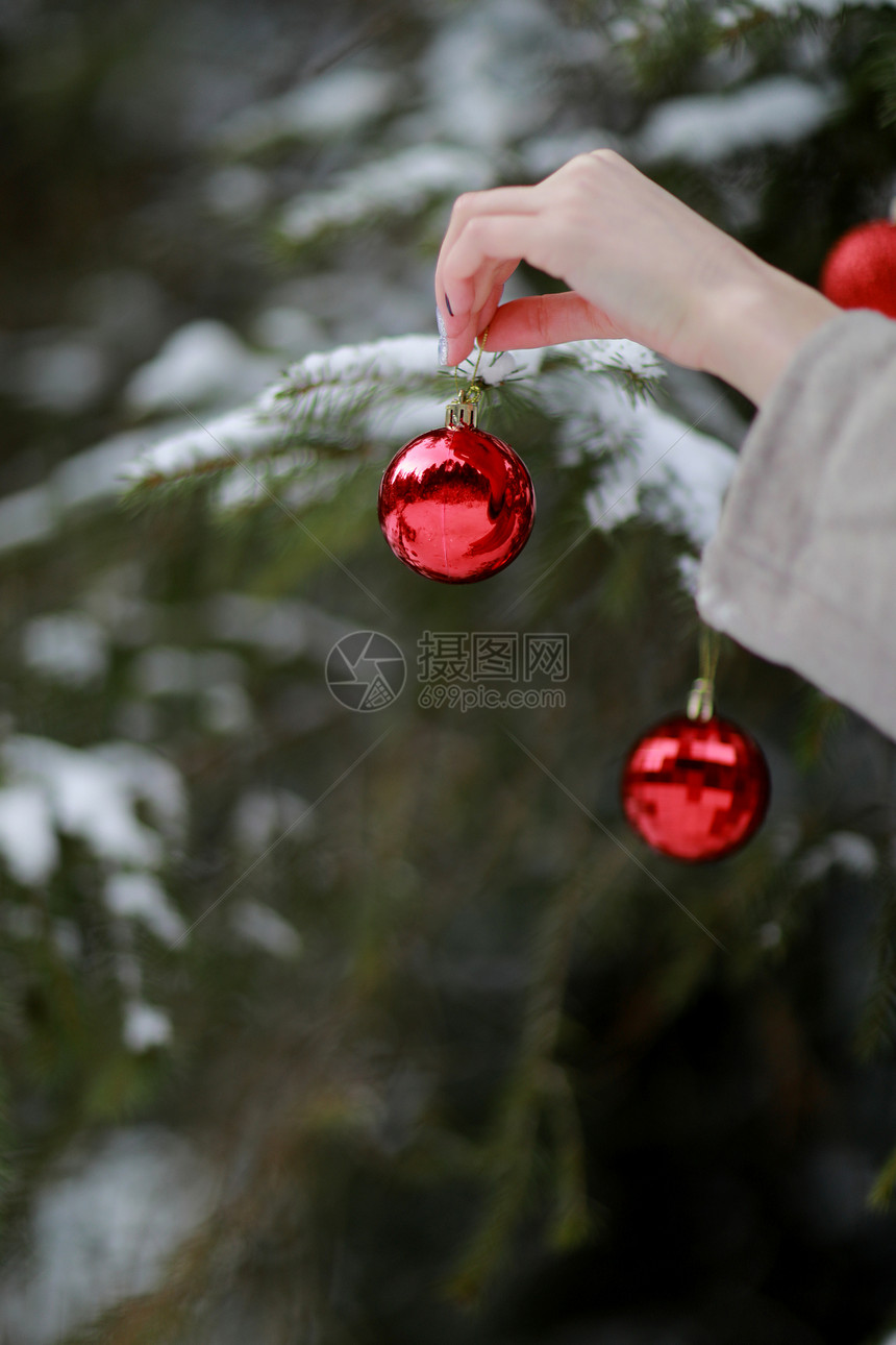 持有xmas装饰品的妇女在家中装饰圣诞树的女孩节日庆祝活动季节和问候持有xmas装饰品的妇女季节和问候图片