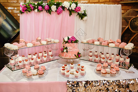 聚会中的现代粉红色甜点图片