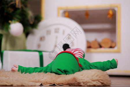 婴儿躺在圣诞节工作室的服饰中新年的服装生儿婴躺在圣诞节工作室的服饰中图片