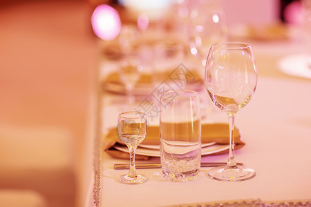婚礼宴会上的餐具特写镜头背景图片