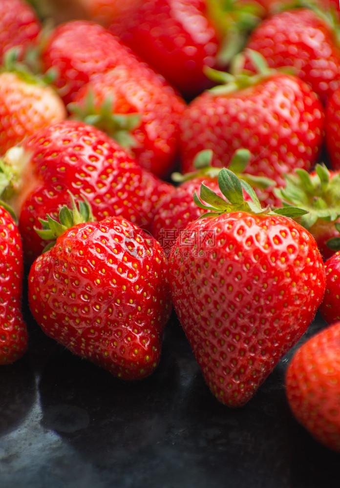 新鲜成熟草莓背景纹理图片