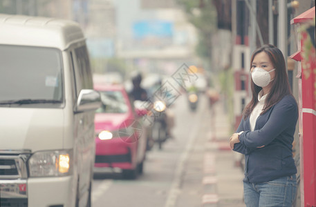 戴着口罩在等车的女人图片