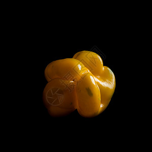 黑背景工作室的黄甜辣椒背景图片