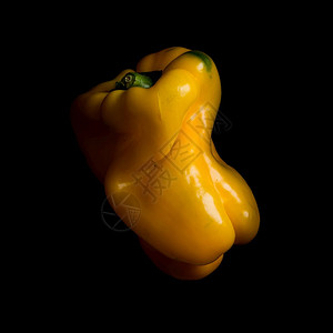 黑背景工作室的黄甜辣椒背景图片