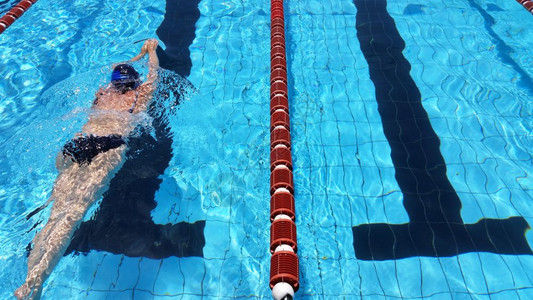 女游泳运动员背景图片