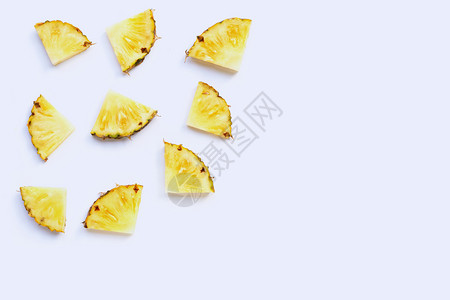 白色背景上的新鲜菠萝切片复制空格图片