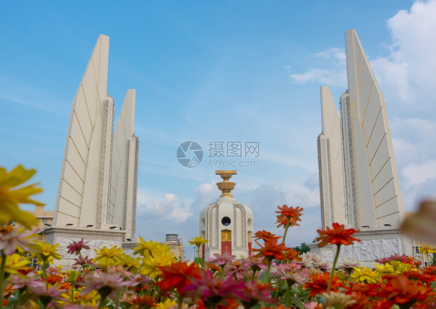 在泰国Bangko的蓝天民主纪念碑图片