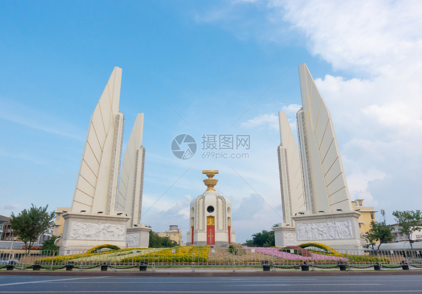 在泰国Bangko的蓝天民主纪念碑图片