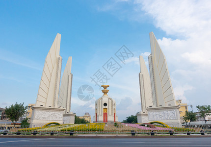 在泰国Bangko的蓝天民主纪念碑图片