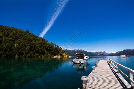 内乌肯省山和湖夏季风景在圣马丁德洛斯和阿根廷背景