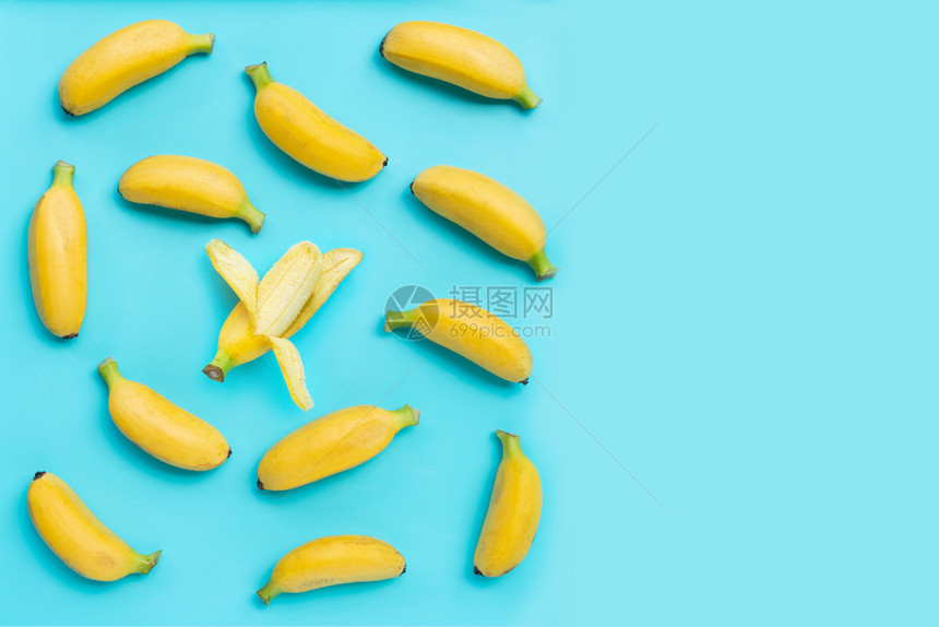 蓝色背景的香蕉带有复制空间的顶部视图图片