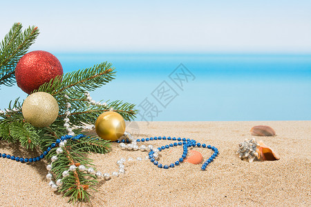 热带海滩上的圣诞树装饰图片