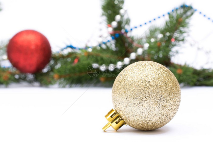 圣诞节贺卡白背景和复制空间上的孤立球和装饰品图片