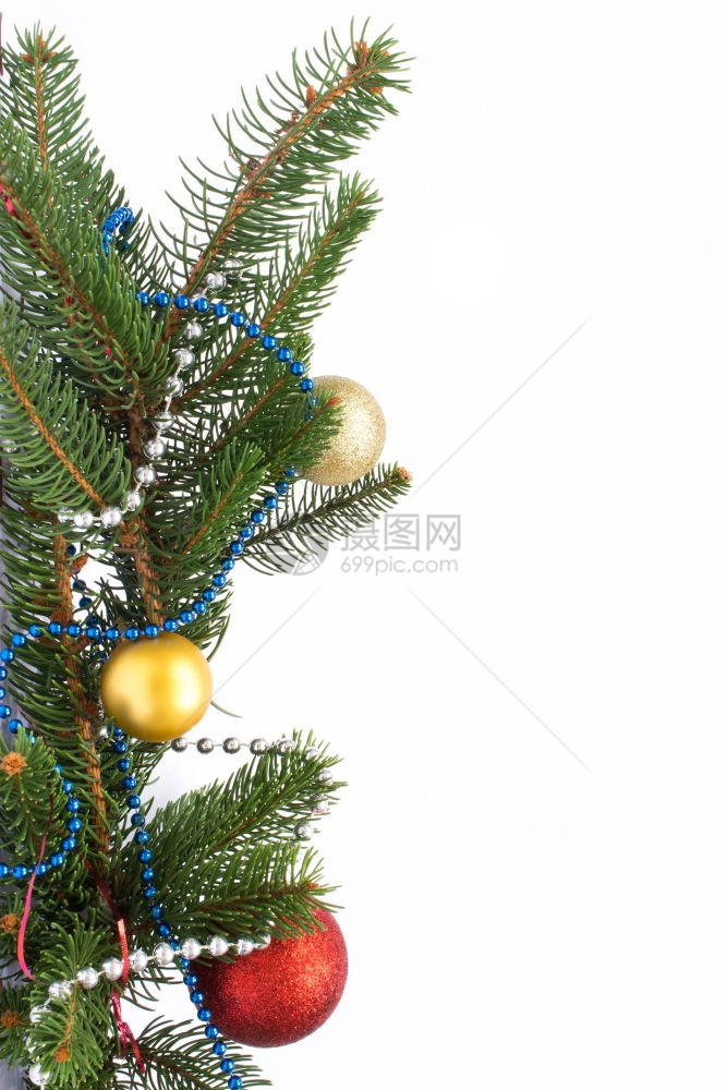 圣诞节贺卡白背景和复制空间上的孤立球和装饰品图片