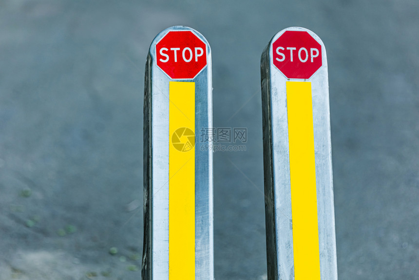 停止在路上的标志限制在路上的标志图片